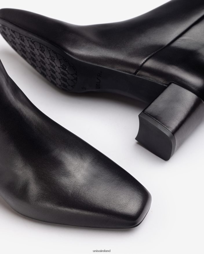 Graceful 80842D1016 Women Unisa Square toe ankle boot with a zip