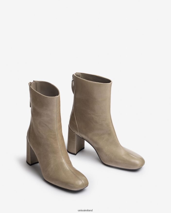 Graceful 80842D1017 Women Unisa Square toe ankle boot with a centre seam