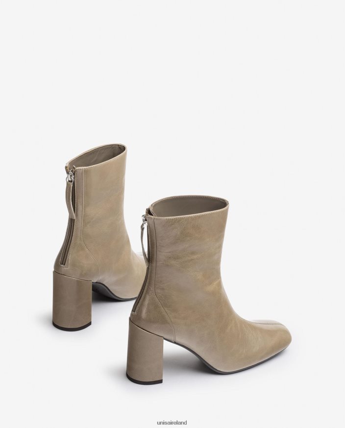 Graceful 80842D1017 Women Unisa Square toe ankle boot with a centre seam