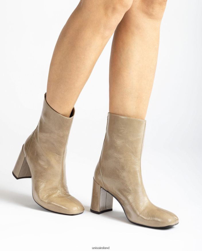 Graceful 80842D1017 Women Unisa Square toe ankle boot with a centre seam