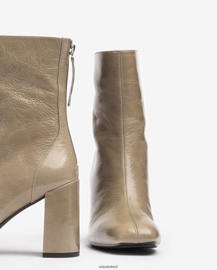 Graceful 80842D1017 Women Unisa Square toe ankle boot with a centre seam